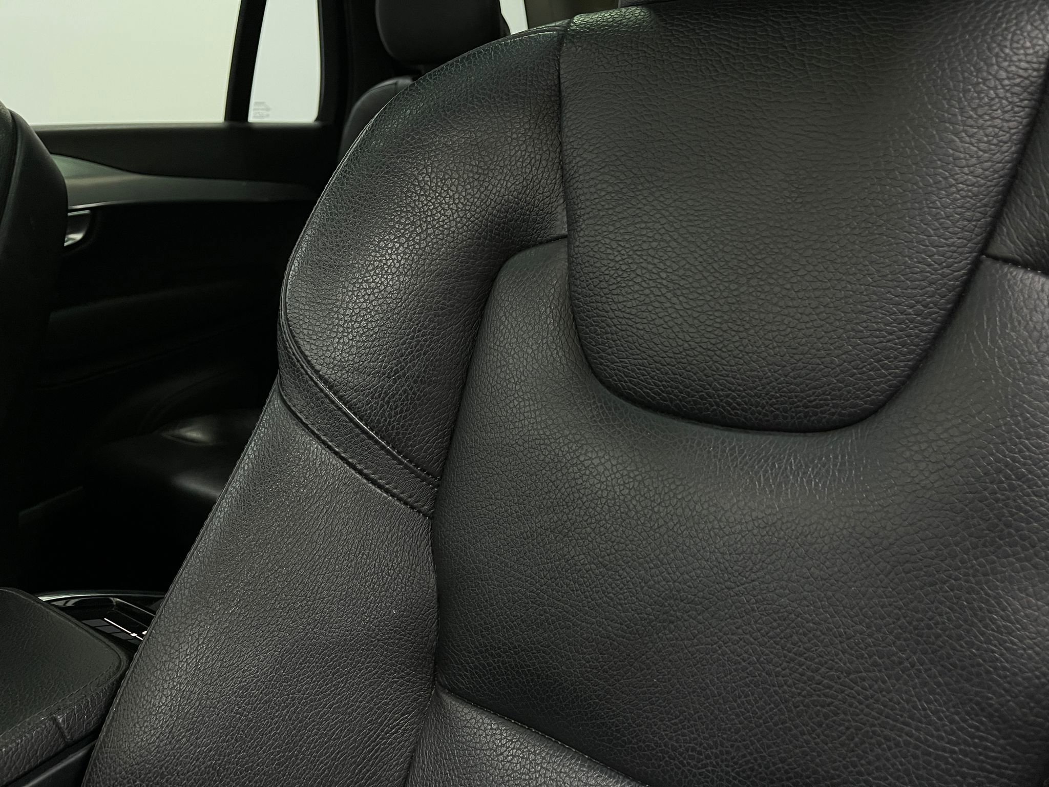 Used 2018 Volvo XC90 T5 Momentum w/ Convenience Package FWD image 18