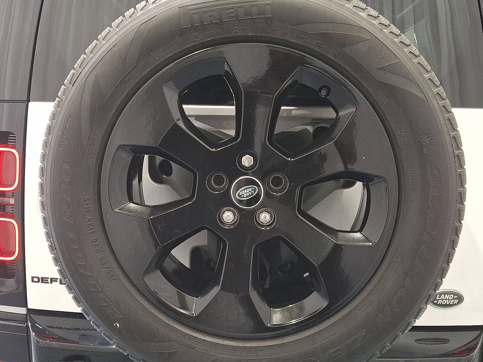 Certified 2023 Land Rover Defender 110 X-Dynamic SE image 29