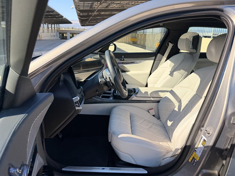 Used 2023 BMW i7 xDrive60 w/ Parking Assistance Package AWD/4WD image 16