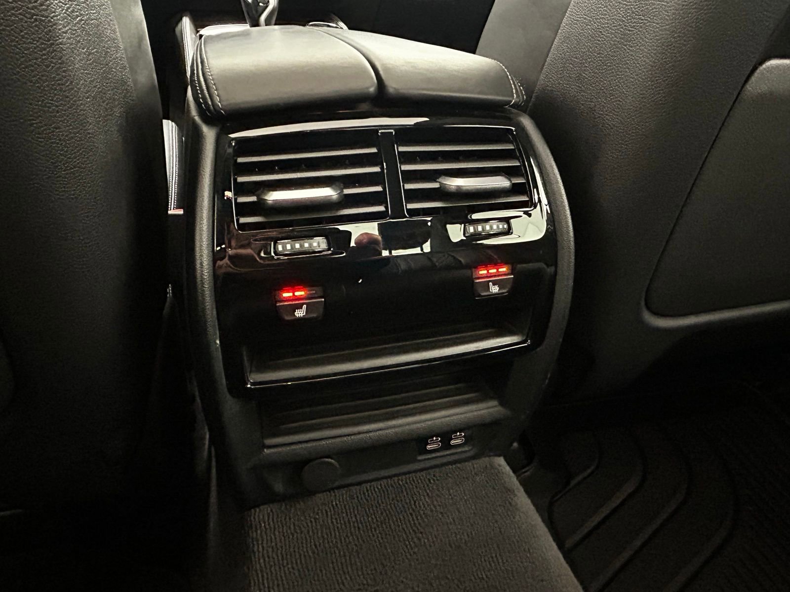 Used 2021 BMW M550i xDrive w/ Executive Package image 35