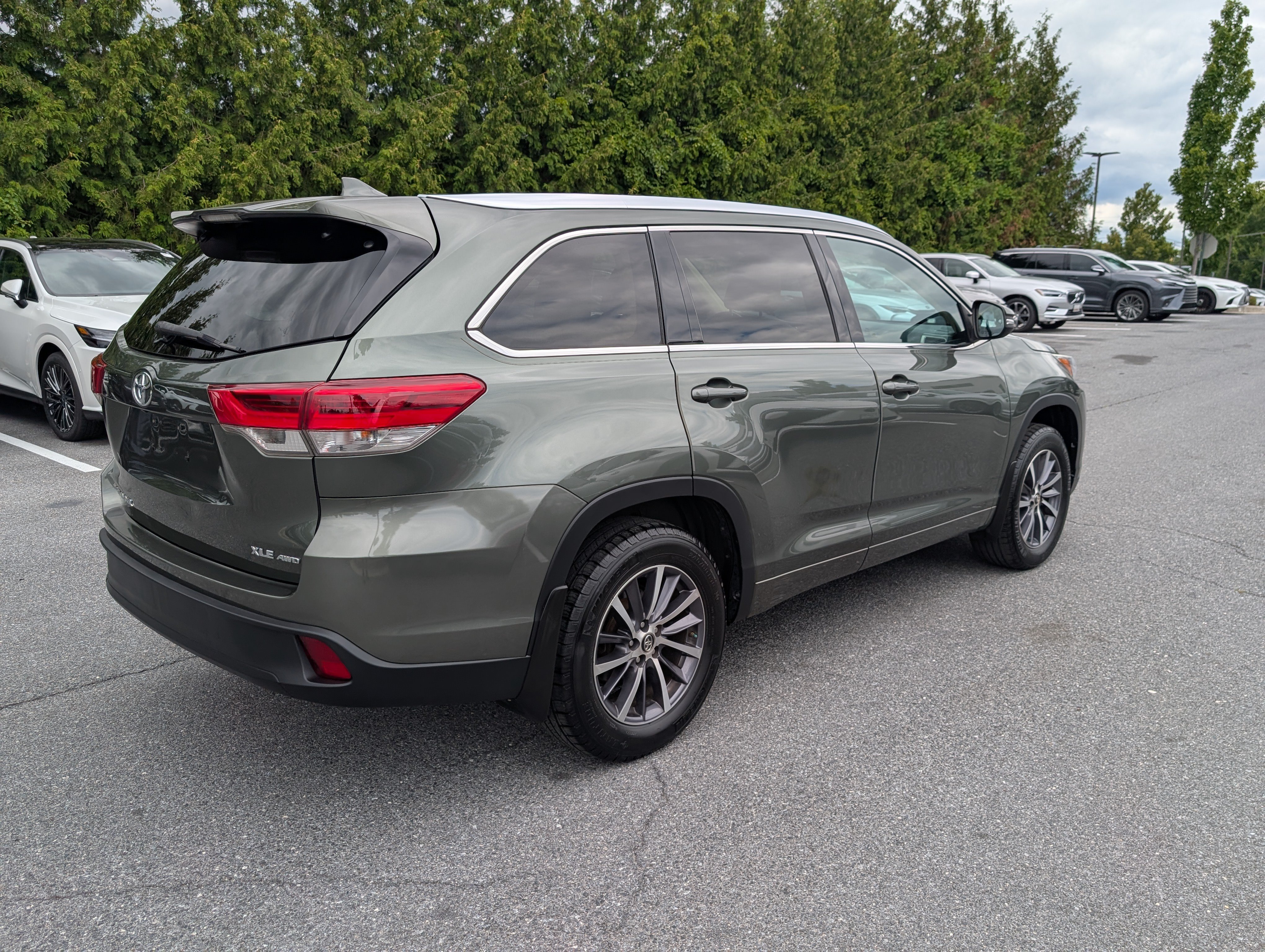 Used 2017 Toyota Highlander XLE AWD/4WD image 3