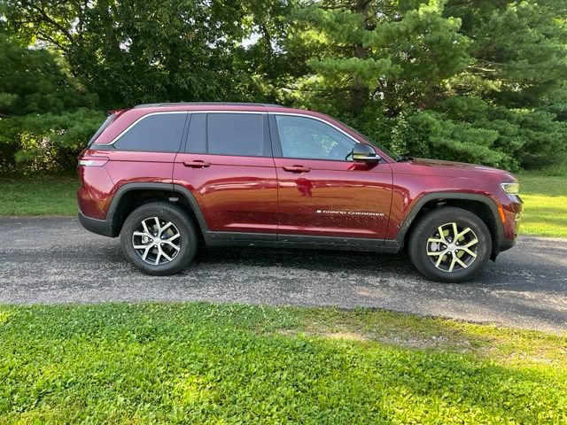 Used 2025 Jeep Grand Cherokee Limited AWD/4WD image 2