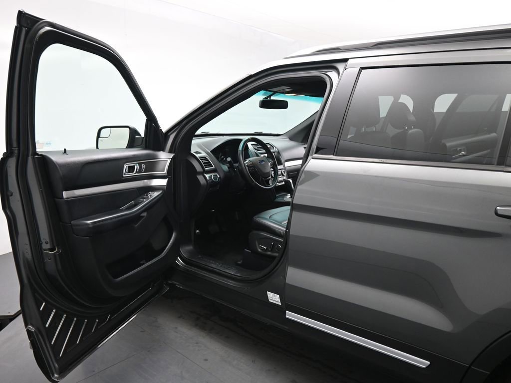 Certified 2017 Ford Explorer XLT w/ Equipment Group 202A FWD image 9