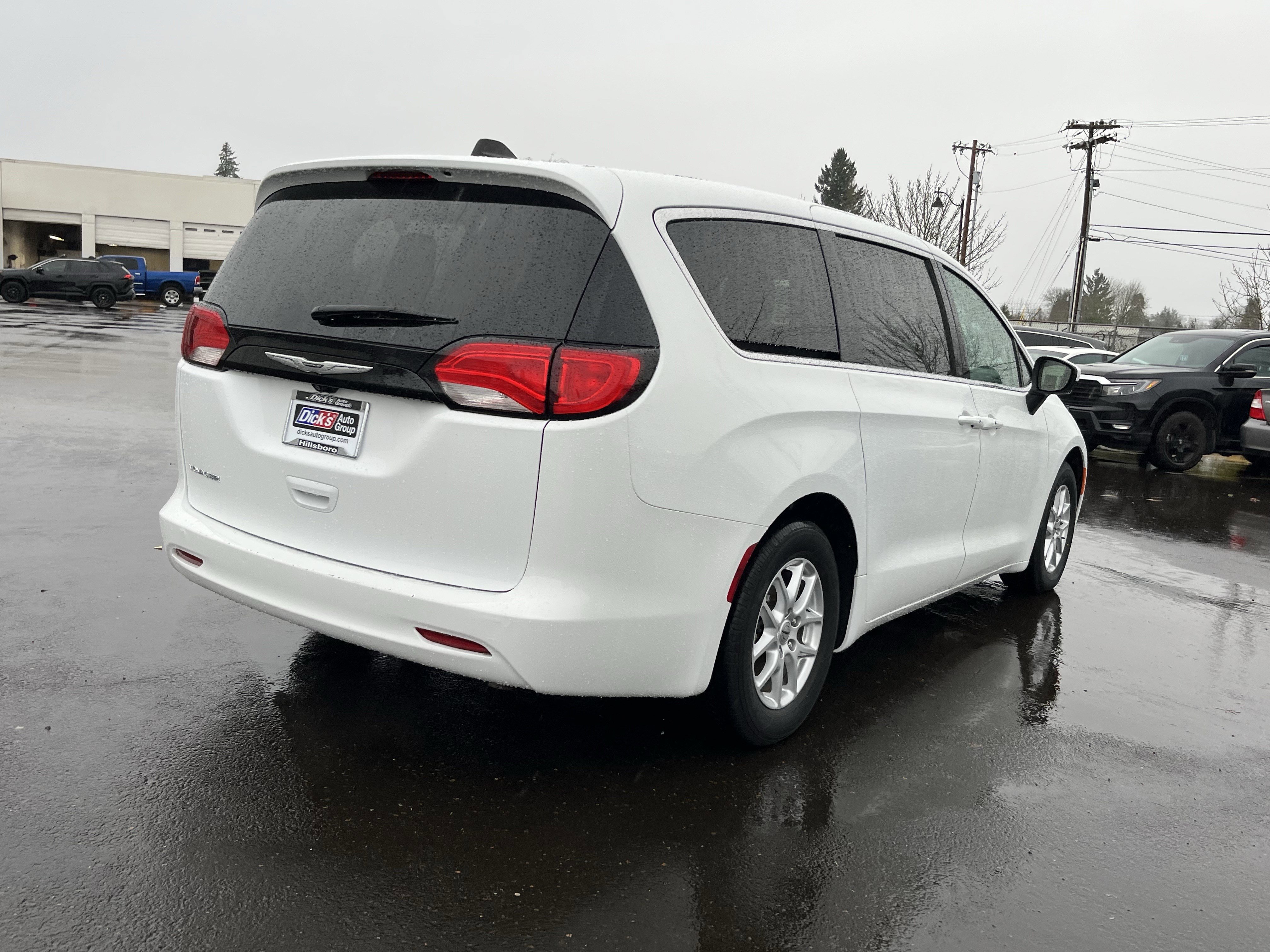 Used 2023 Chrysler Voyager LX image 5