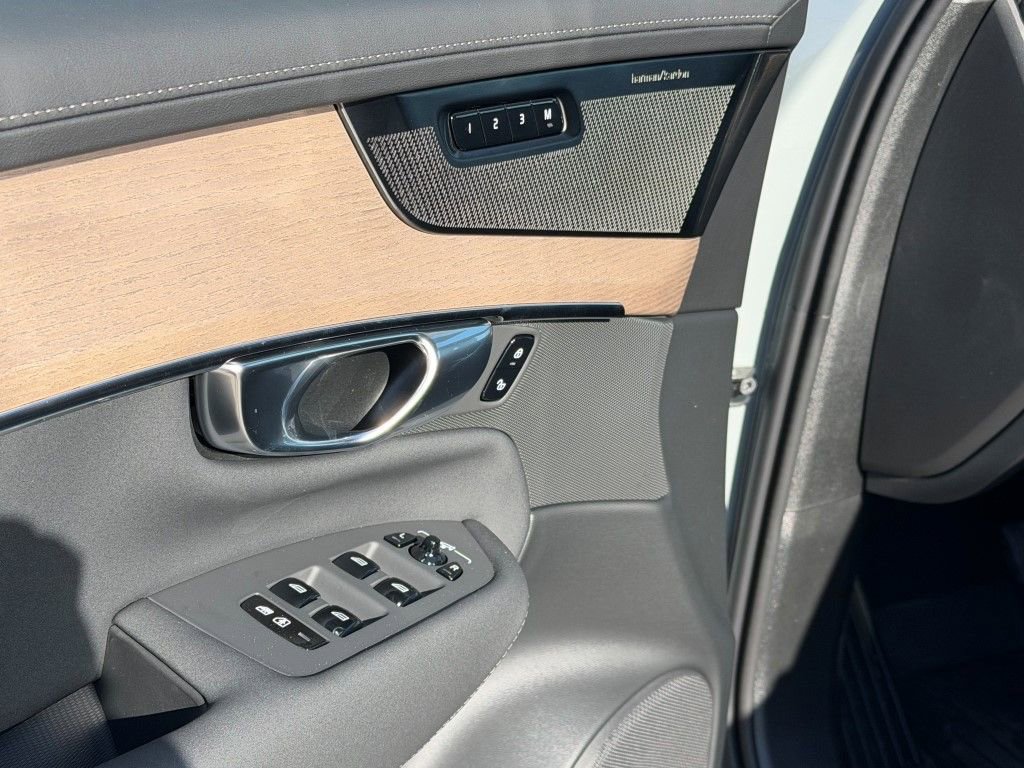 New 2026 Volvo XC90 T8 Plus w/ Protection Package Premier AWD/4WD image 16