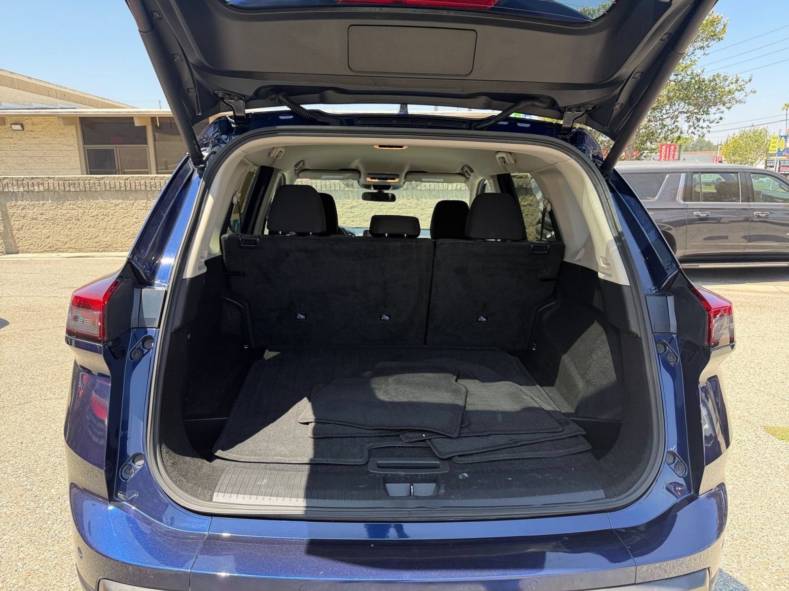 Used 2025 Nissan Rogue SV FWD image 33