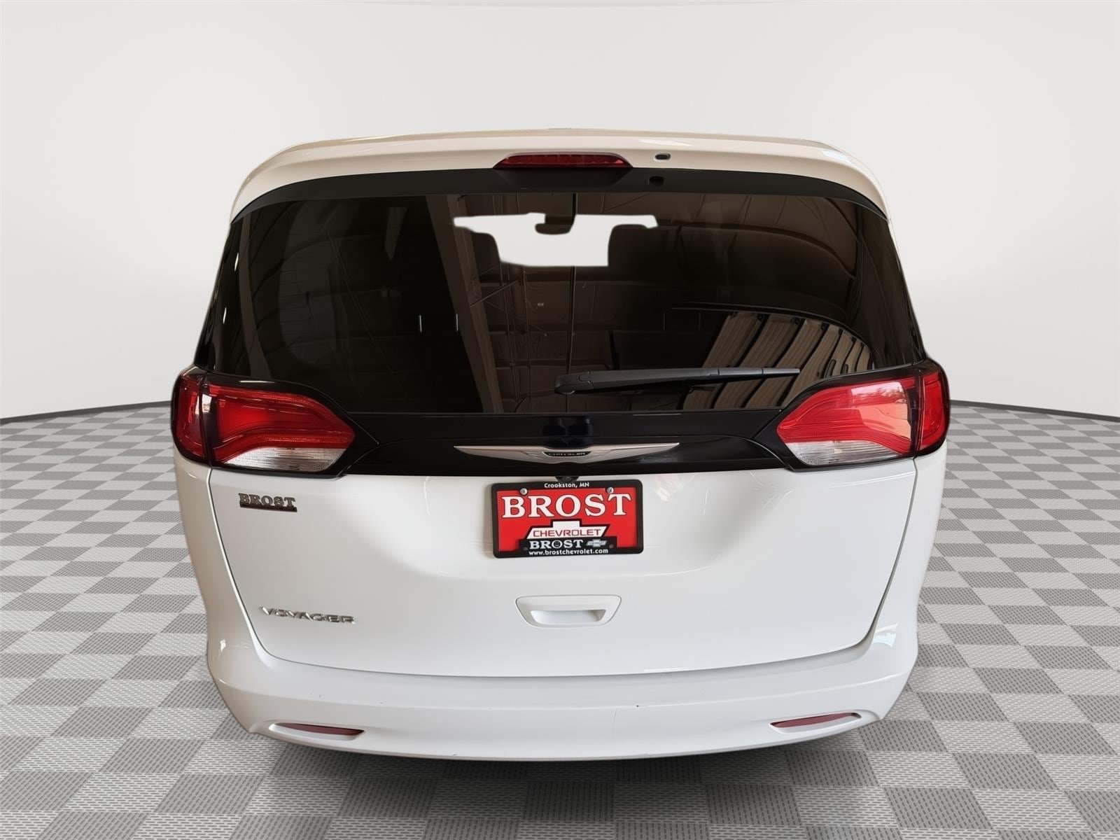 Used 2024 Chrysler Voyager LX FWD image 3