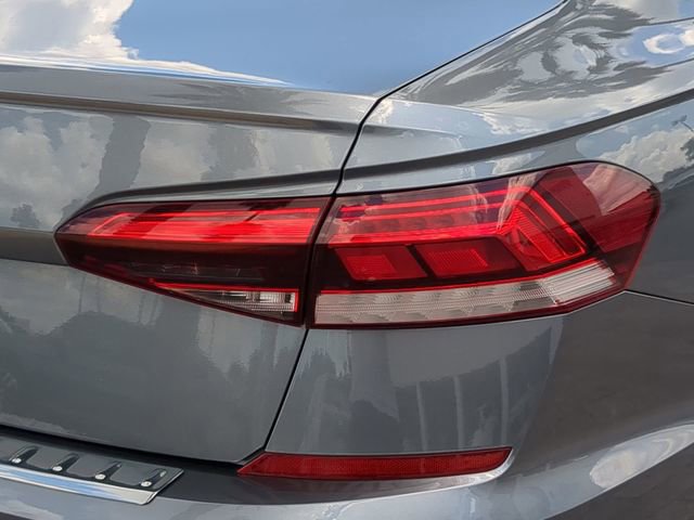 Certified 2022 Volkswagen Passat 2.0T SE FWD image 8