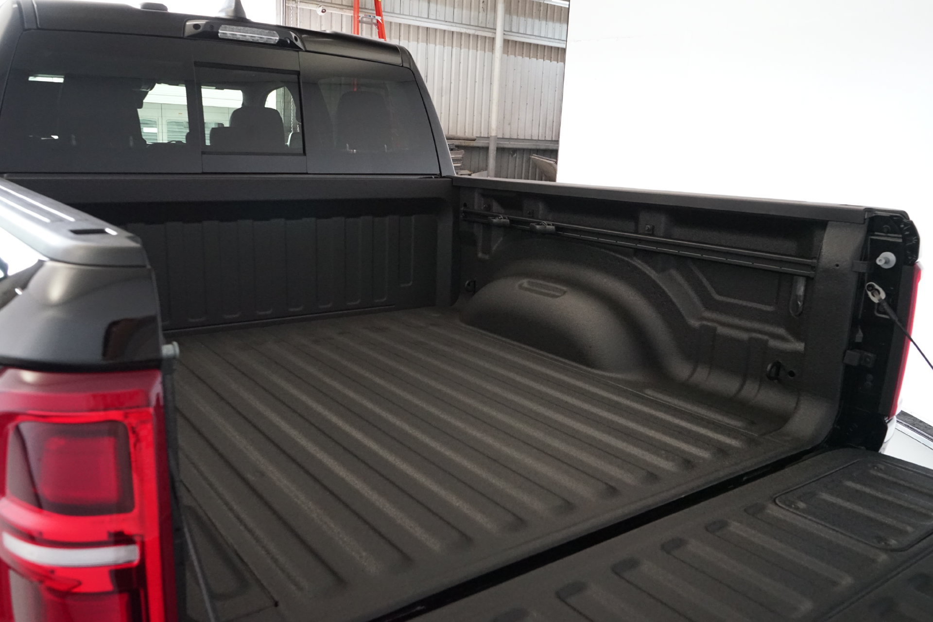 Used 2027 RAM 1500 4x4 Crew Cab image 31