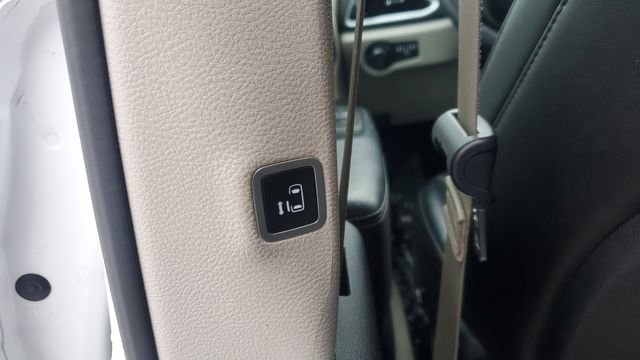 Certified 2024 Chrysler Pacifica Touring-L image 28