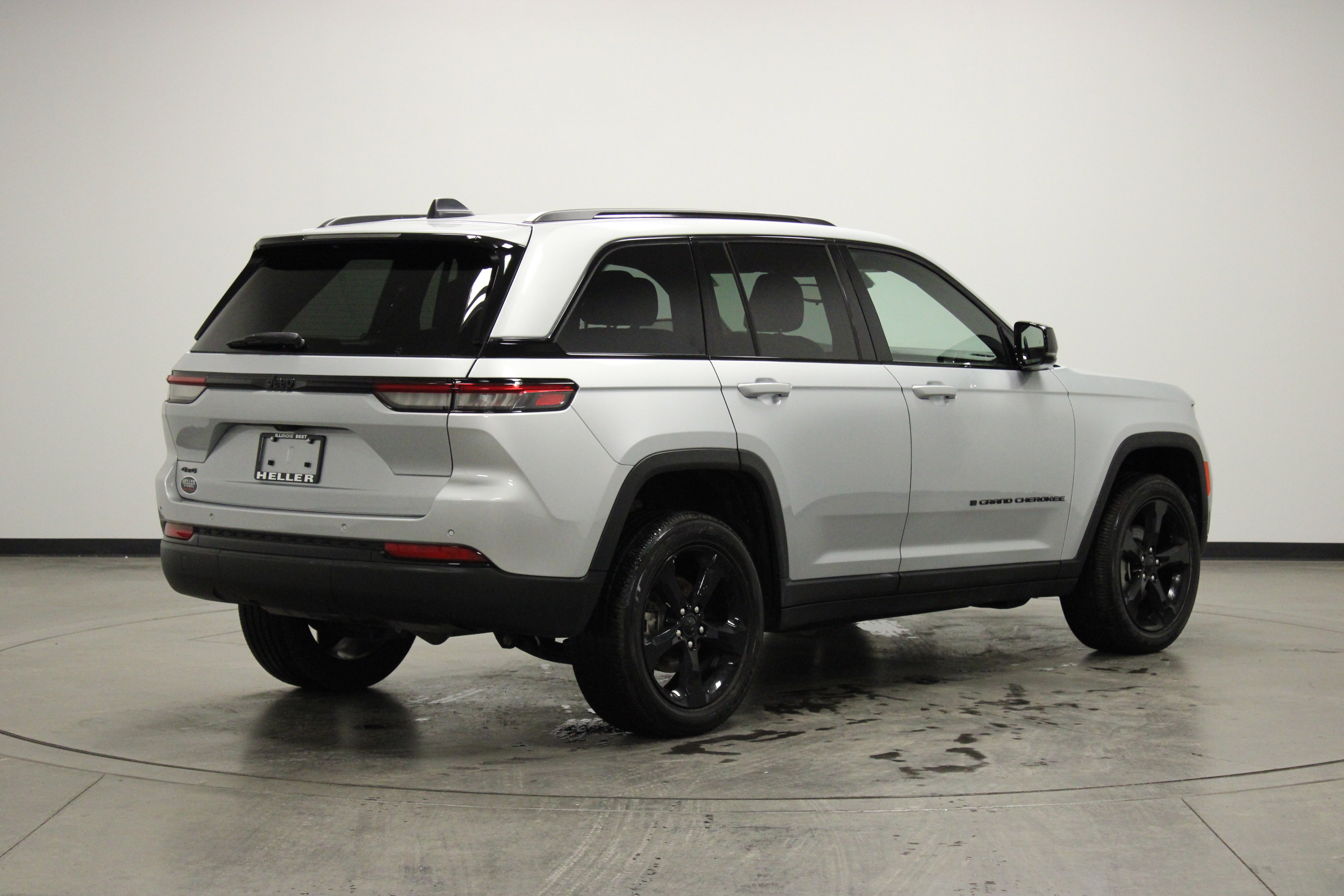 Used 2023 Jeep Grand Cherokee Altitude image 8