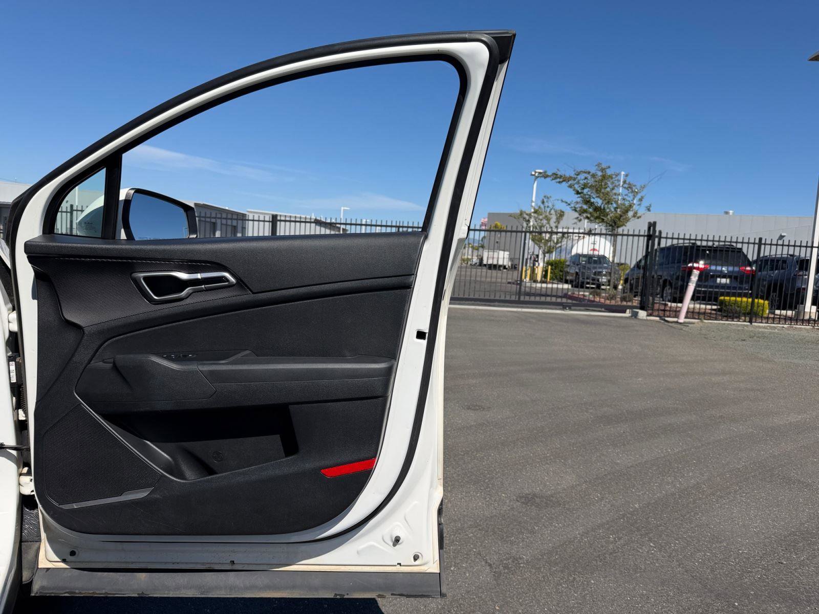 Used 2023 Kia Sportage LX image 15