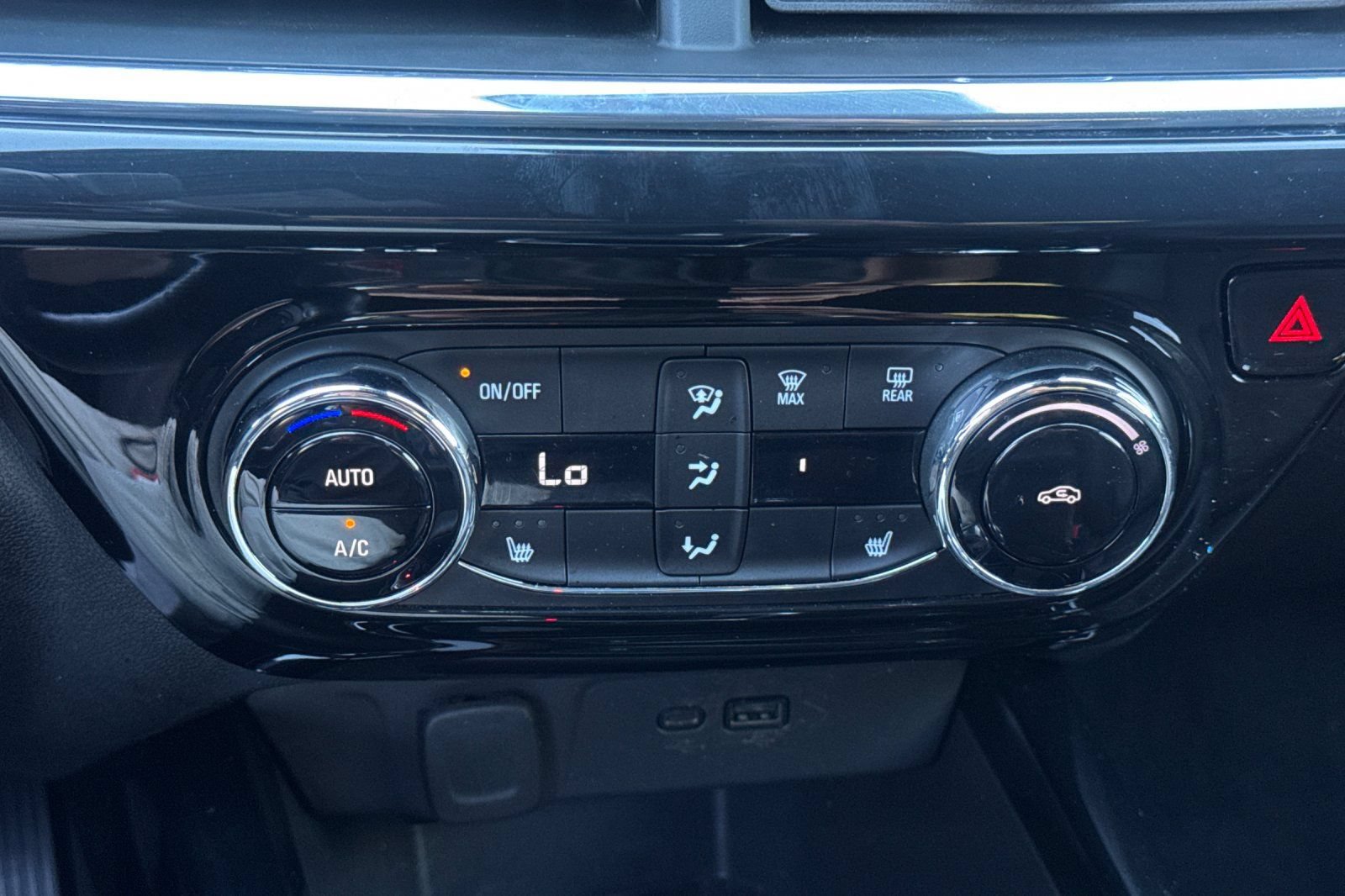 Used 2025 Chevrolet Trax RS FWD image 29
