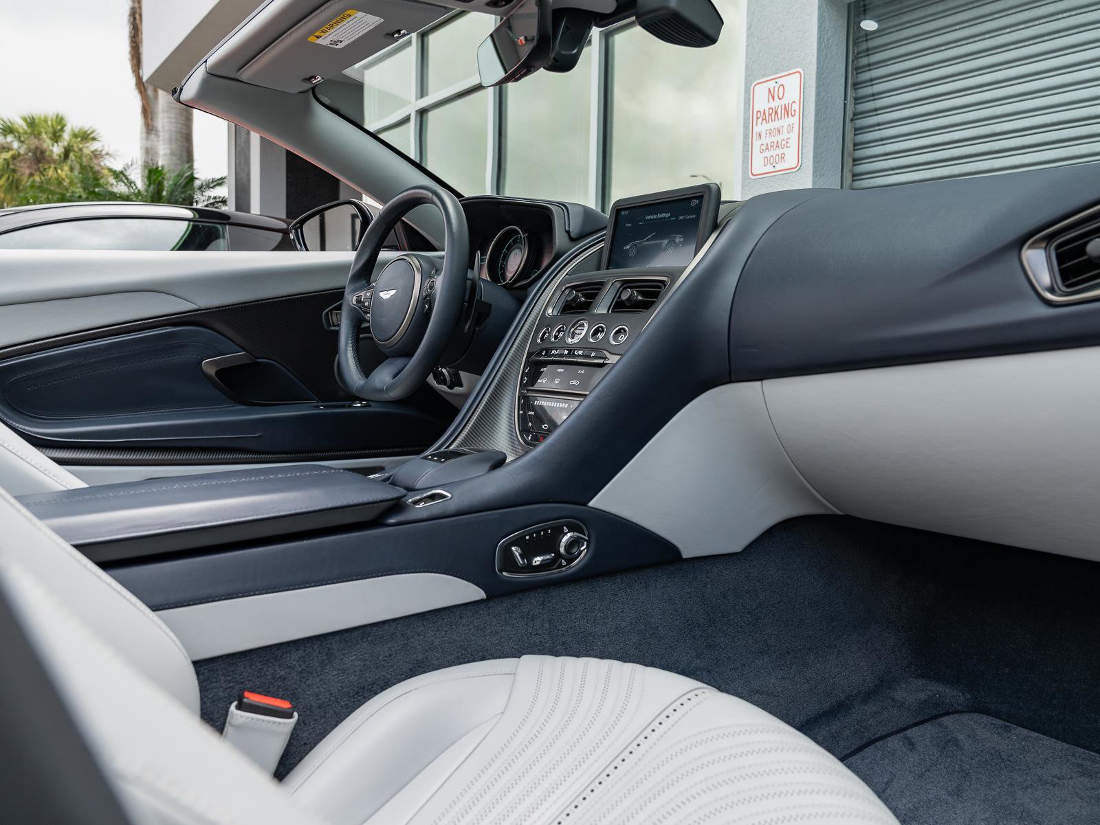 Used 2020 Aston Martin DB11 Volante image 2