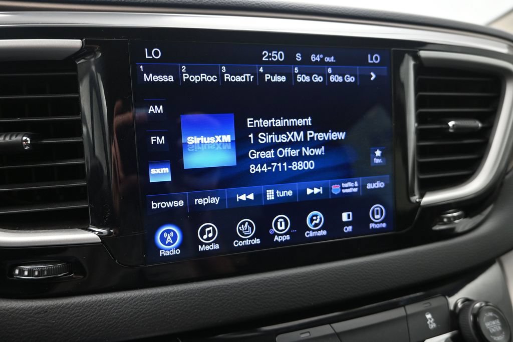Used 2017 Chrysler Pacifica Touring-L FWD image 17