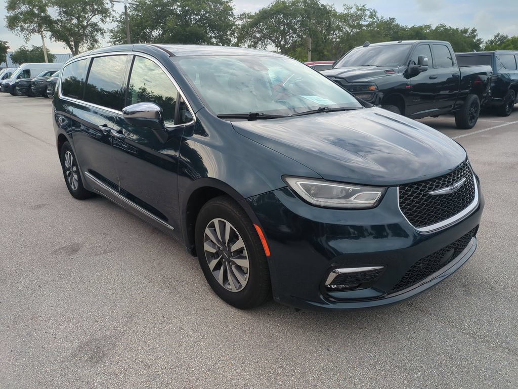 Used 2022 Chrysler Pacifica Limited FWD image 2