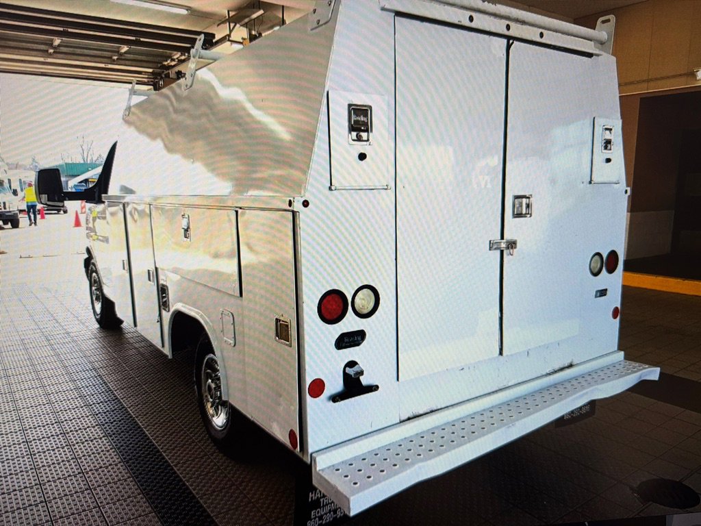Used 2015 GMC Savana 3500 RWD image 2