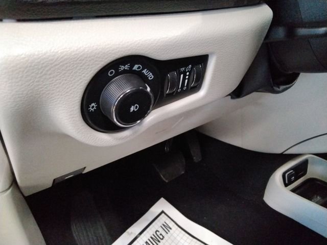 Used 2024 Chrysler Pacifica Touring-L image 27