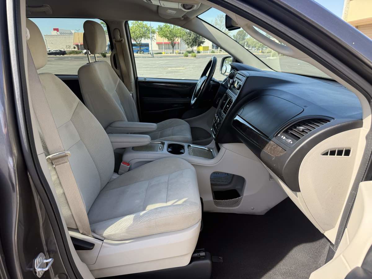 Used 2016 Dodge Grand Caravan SXT w/ UConnect Hands-Free Group image 18
