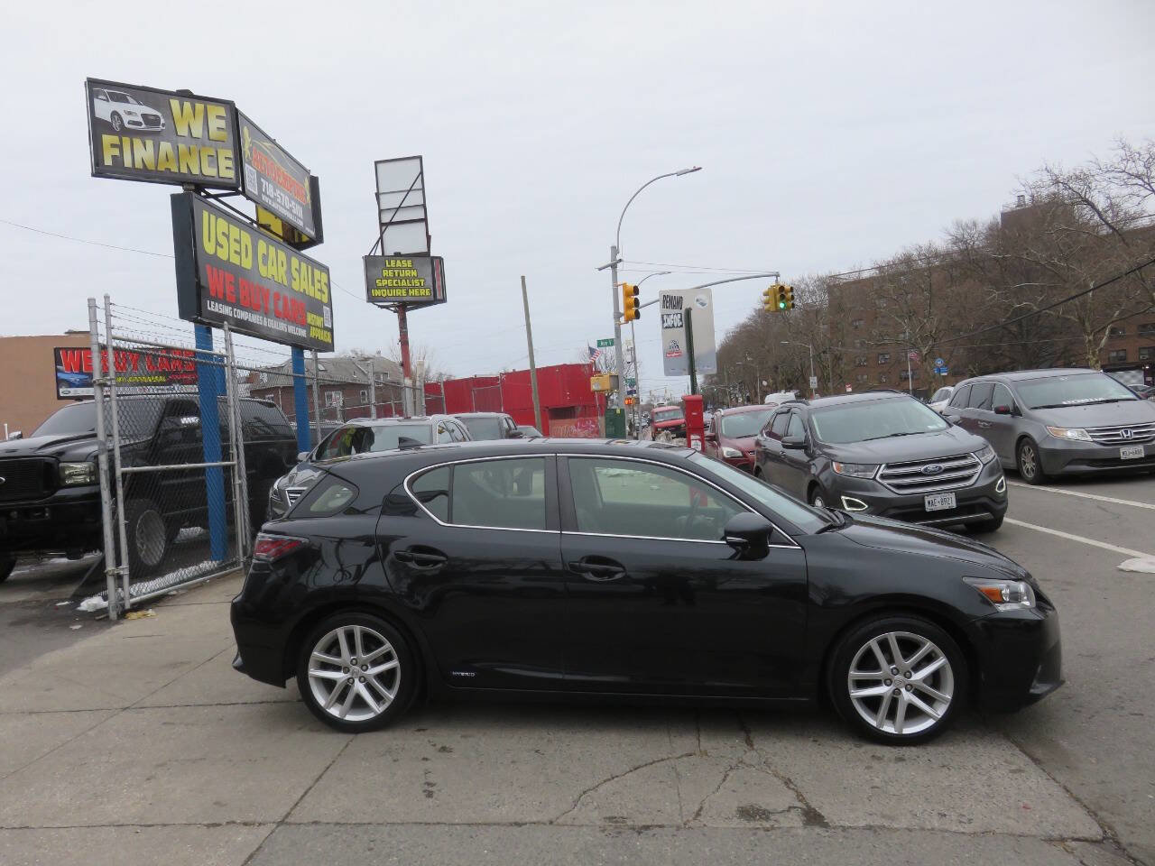 Used 2017 Lexus CT 200h Base 4dr Hatchback w/ Navigation System Package image 9