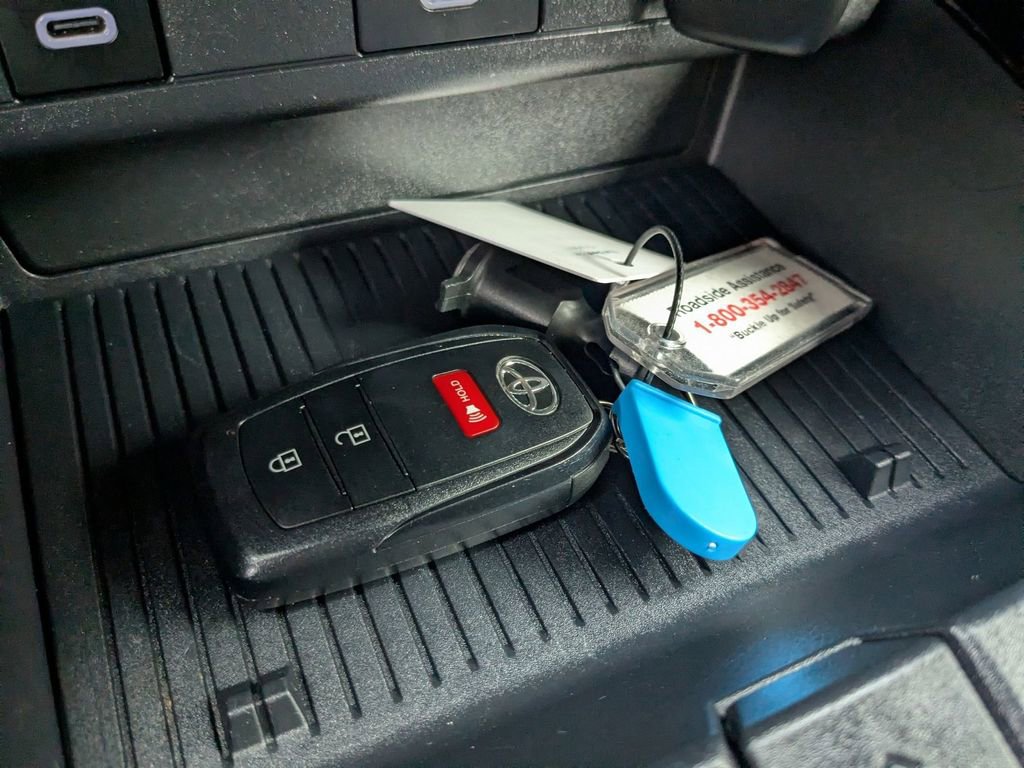 Used 2025 Toyota Prius LE image 30