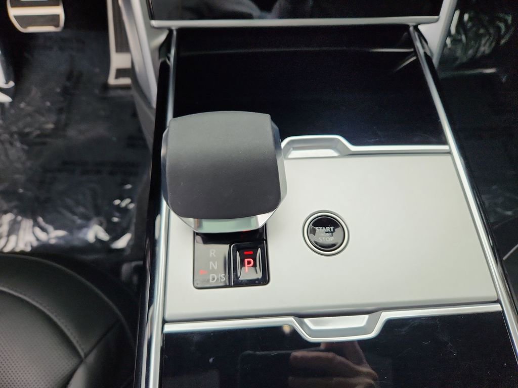 Used 2025 Land Rover Range Rover SE image 16