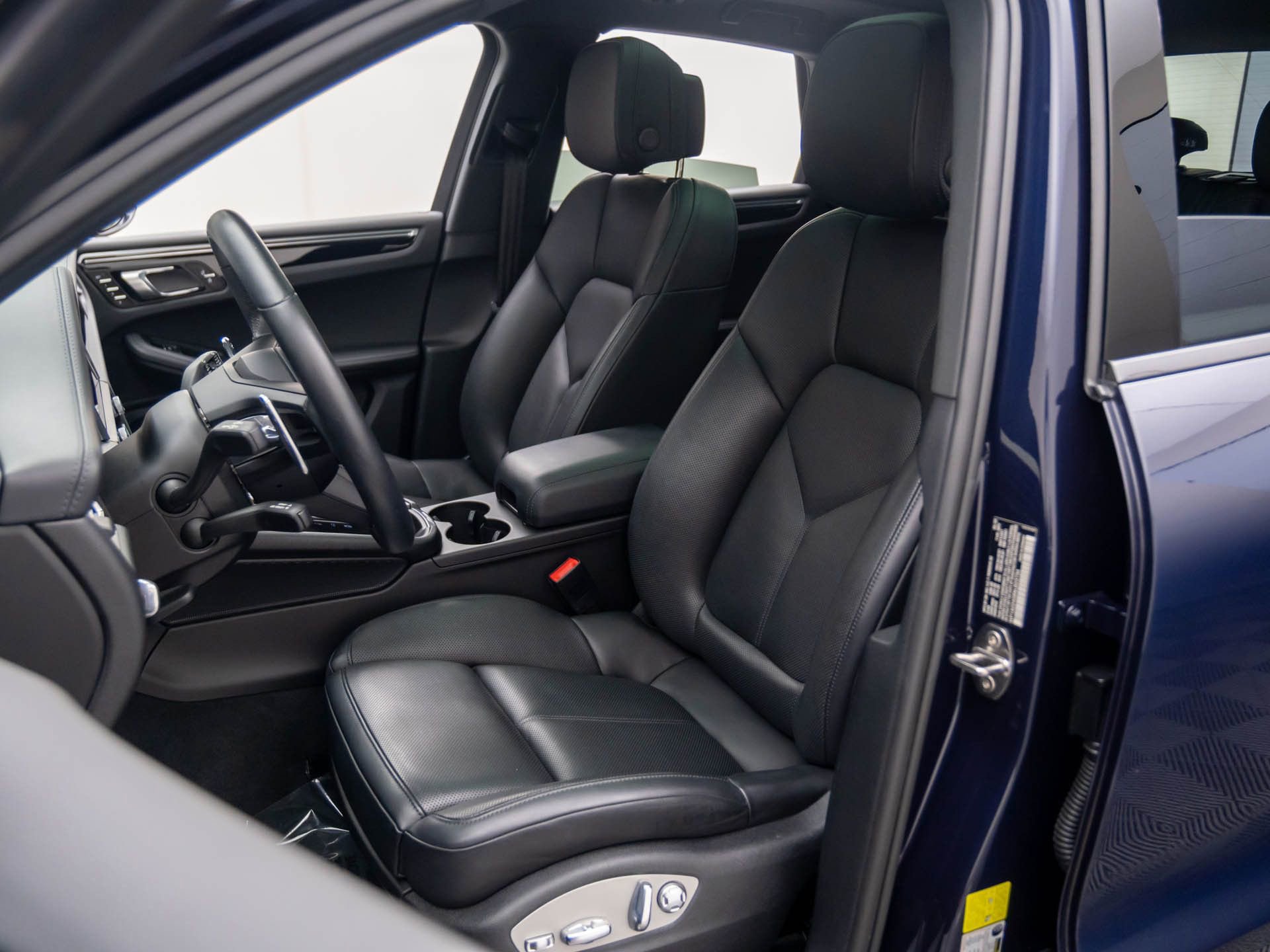 Certified 2022 Porsche Macan S image 5