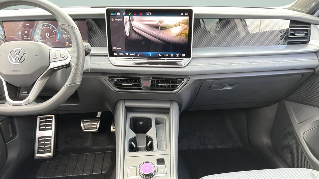 New 2026 Volkswagen Tiguan SE R-Line FWD image 19