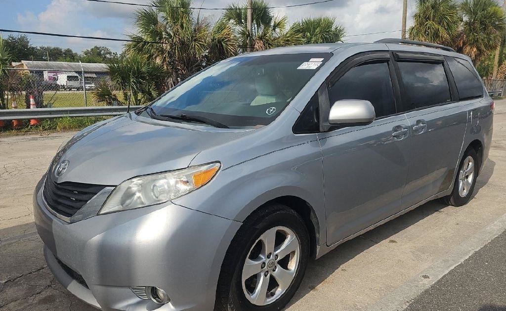 Used 2014 Toyota Sienna LE FWD image 2