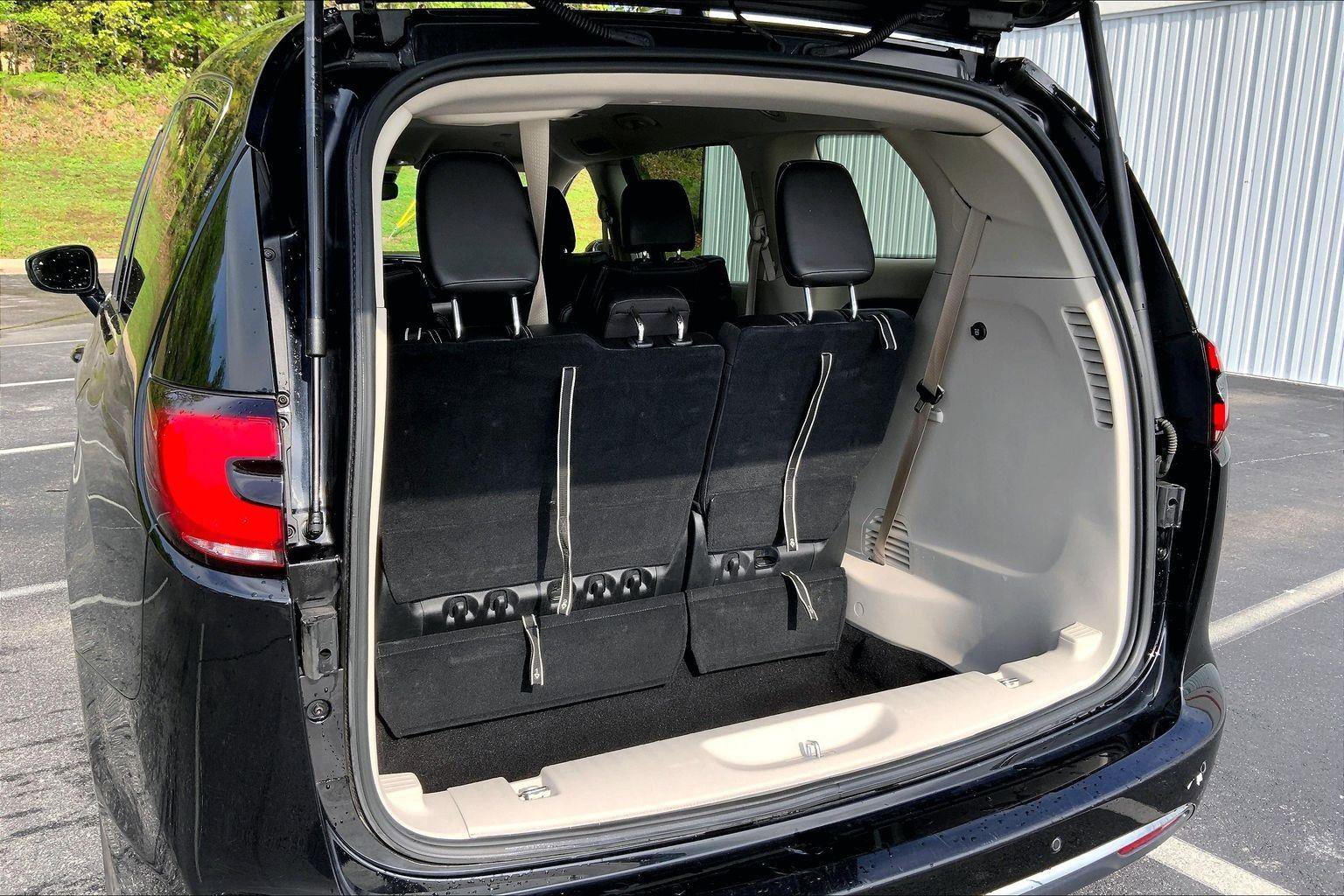 Used 2024 Chrysler Pacifica Touring-L FWD image 25