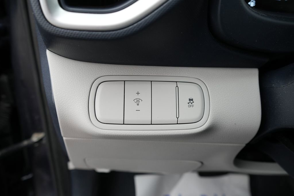 Certified 2023 Hyundai Venue Limited w/ Cargo Package image 23