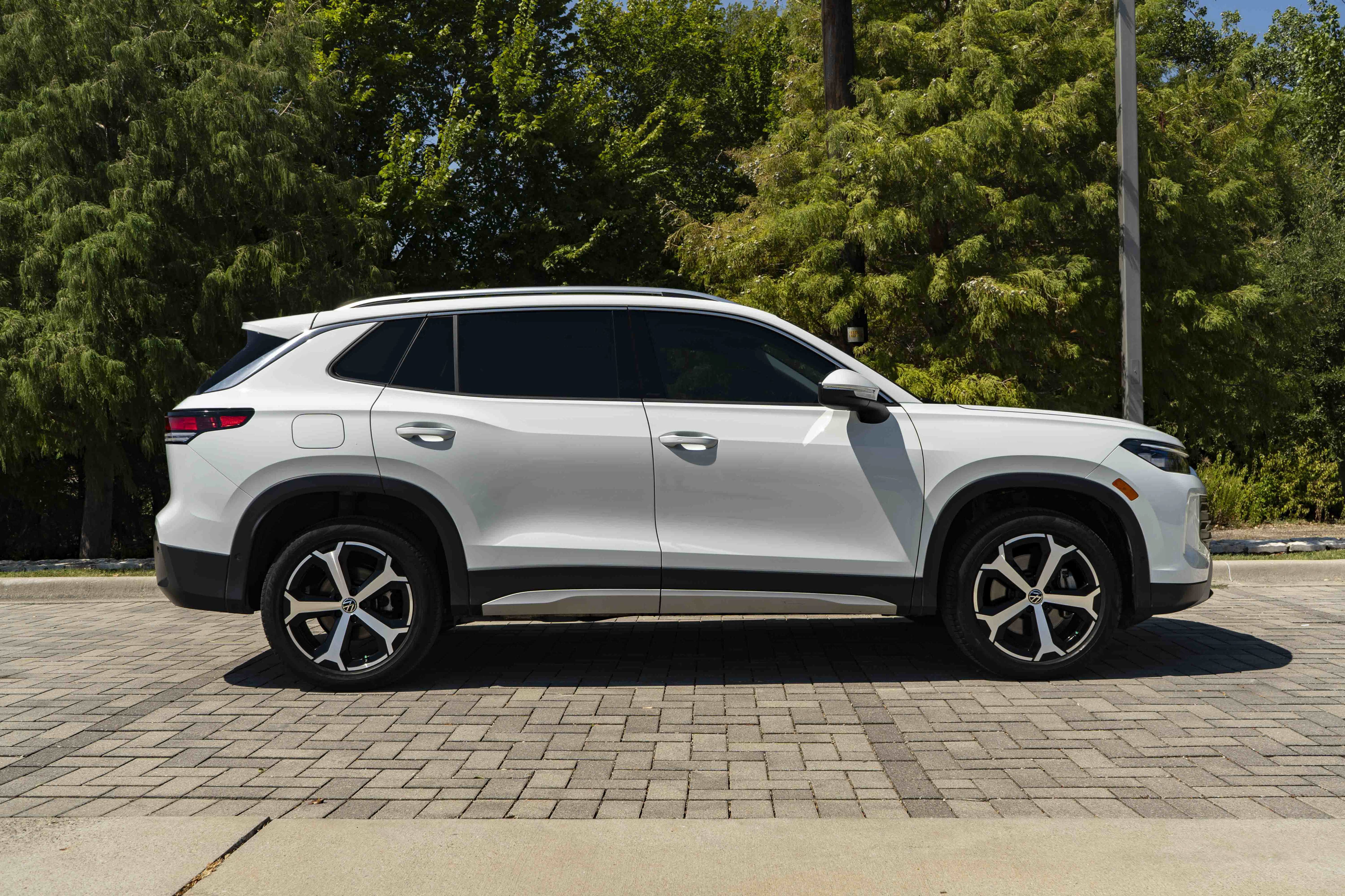 Certified 2025 Volkswagen Tiguan SE w/ Panoramic Sunroof Package AWD/4WD image 9