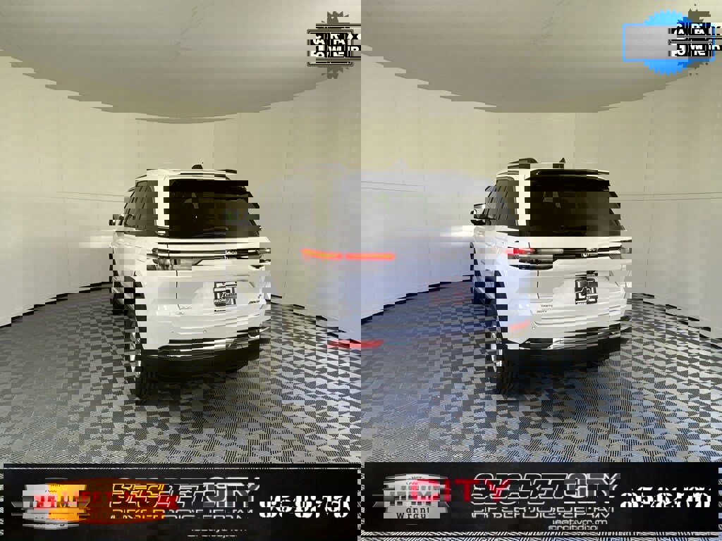 Used 2023 Jeep Grand Cherokee Laredo image 5