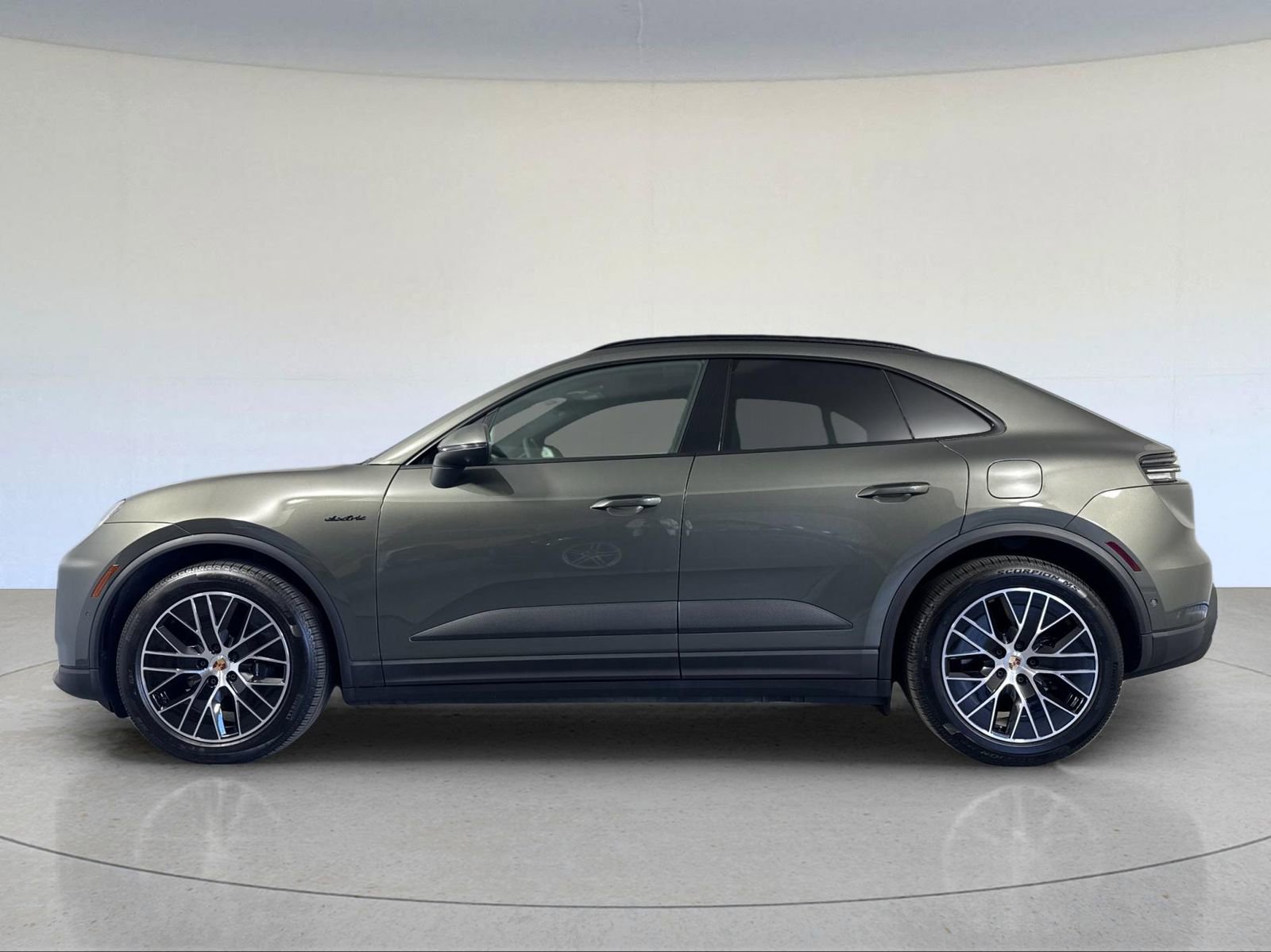 Used 2025 Porsche Macan 4 Electric image 2