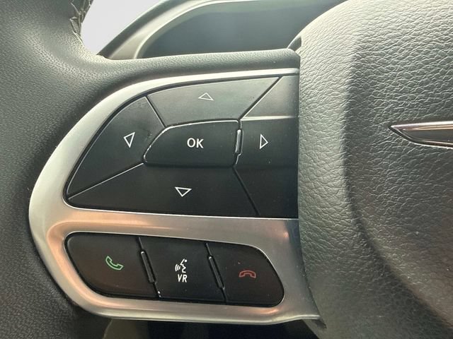 Used 2022 Chrysler Pacifica Touring-L w/ Uconnect Theater Family Group FWD image 27
