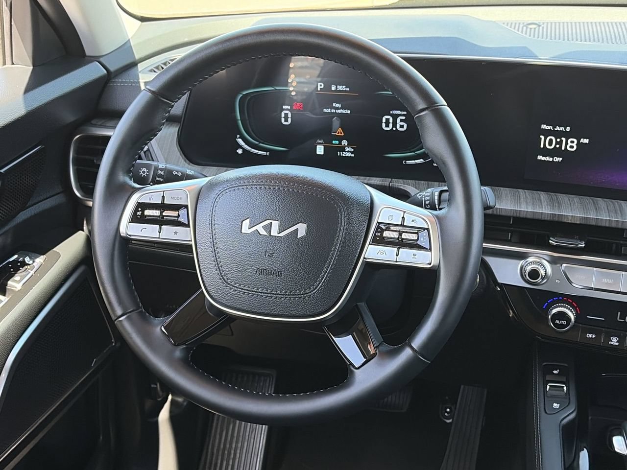 Certified 2025 Kia Telluride EX w/ EX Captain's Chair Package FWD image 13