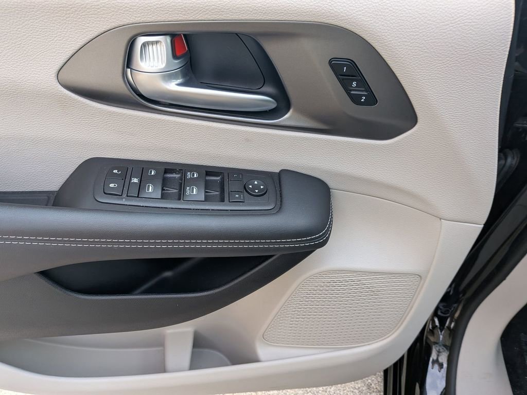 Used 2024 Chrysler Pacifica Touring-L image 11