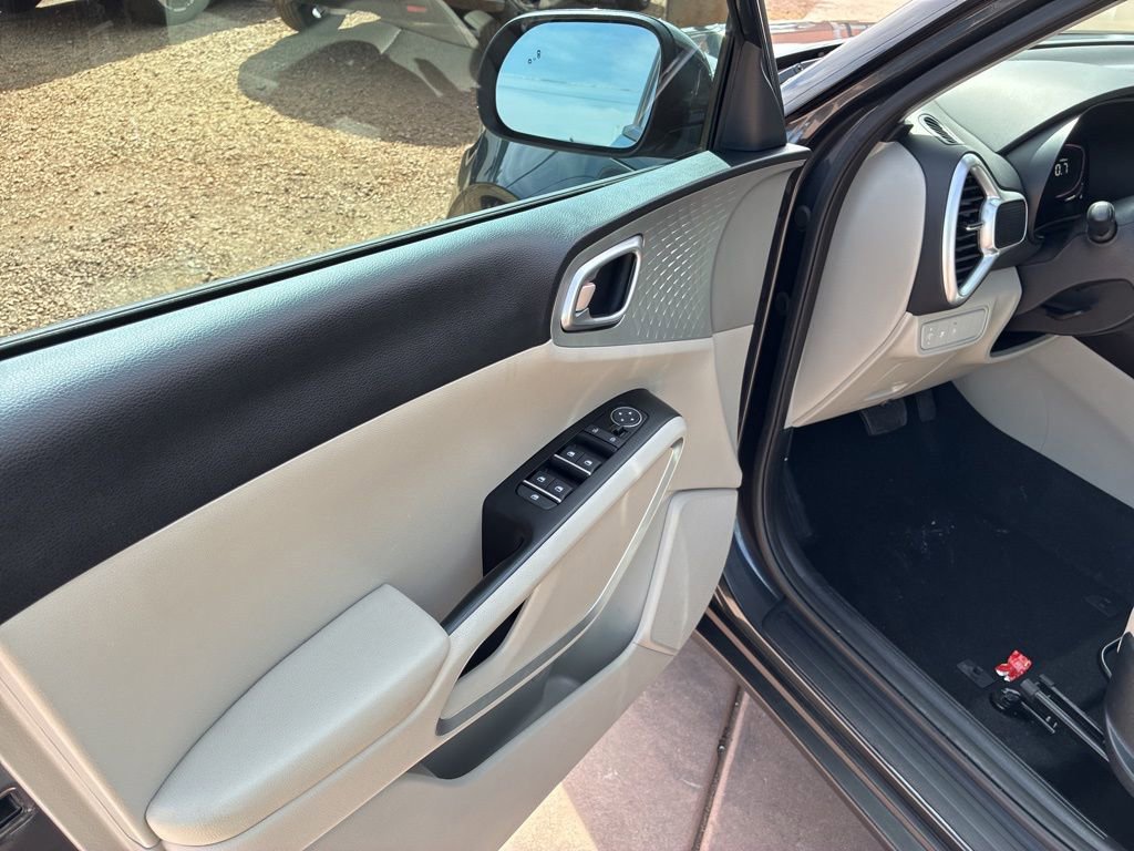 Certified 2025 Kia Soul LX w/ LX Technology Package FWD image 19