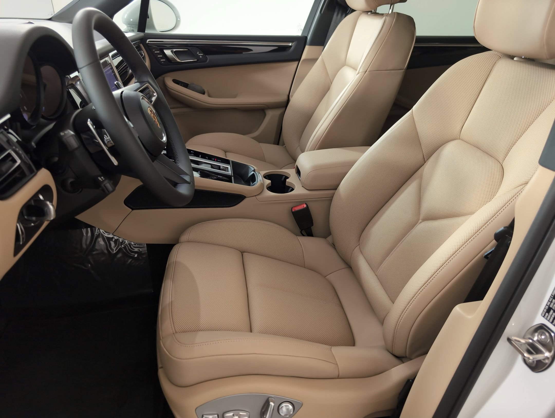 Certified 2026 Porsche Macan AWD/4WD image 5
