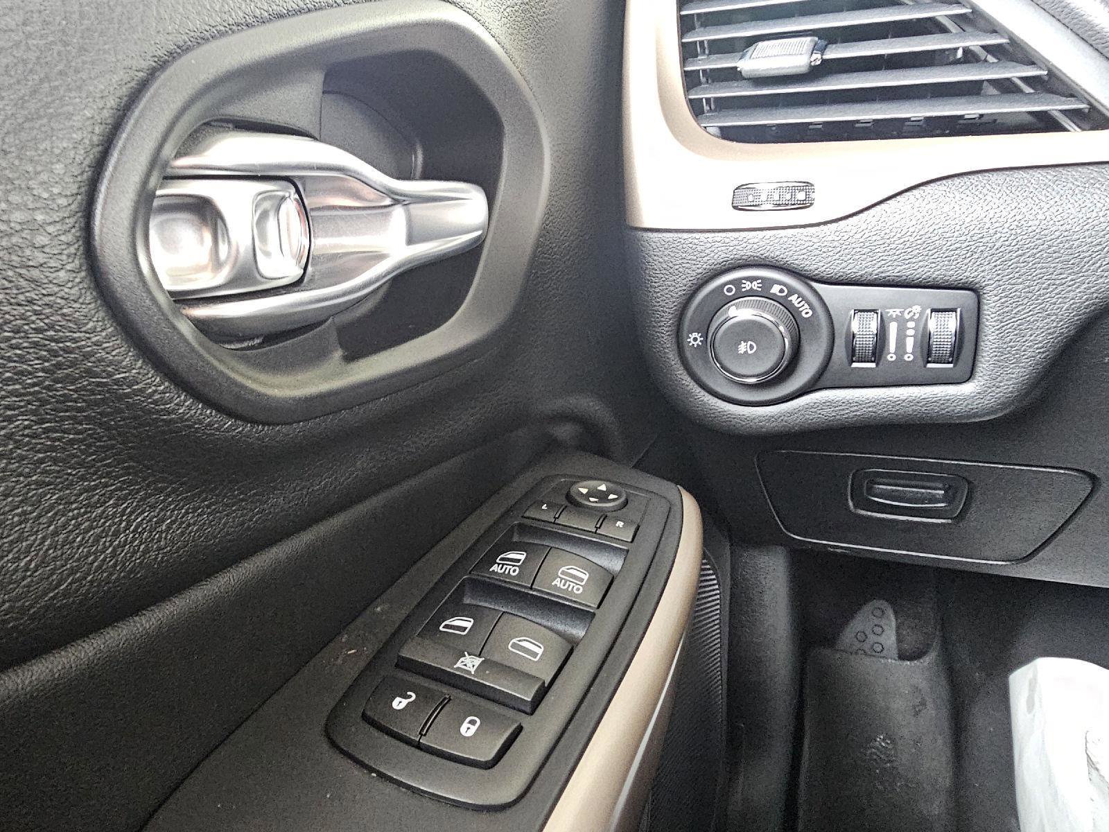 Used 2017 Jeep Cherokee Limited image 24