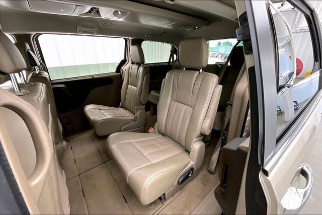 Used 2014 Chrysler Town & Country Touring-L w/ Trailer Tow Group FWD image 19