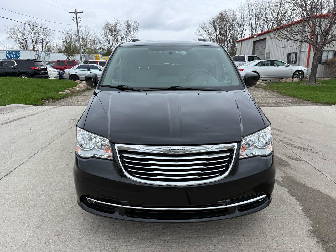 Used 2011 Chrysler Town & Country Touring-L w/ Entertainment Group #2 FWD image 2