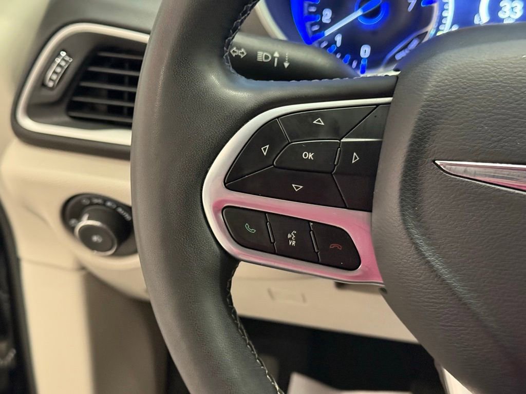 Used 2024 Chrysler Pacifica Touring-L image 21
