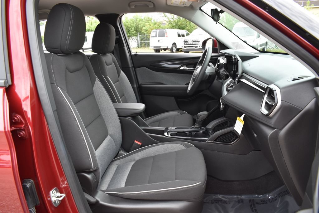 Used 2025 Chevrolet TrailBlazer LT AWD/4WD image 32