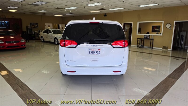 Used 2017 Chrysler Pacifica Touring FWD image 9