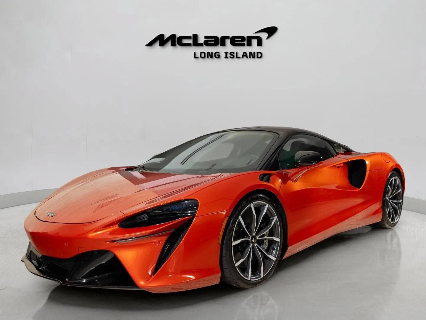 Used 2023 McLaren Artura RWD image 2
