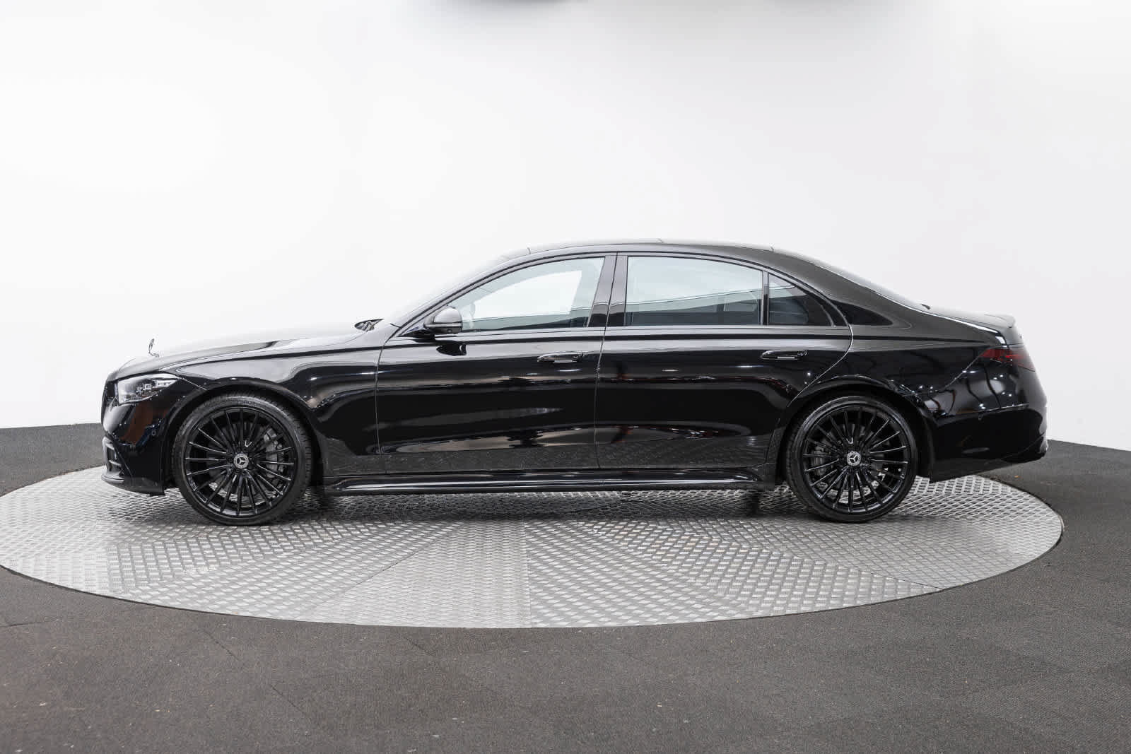 Used 2023 Mercedes-Benz S 500 4MATIC w/ AMG Line image 3