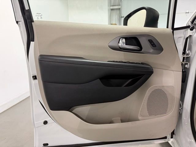 Used 2023 Chrysler Pacifica Touring-L image 10