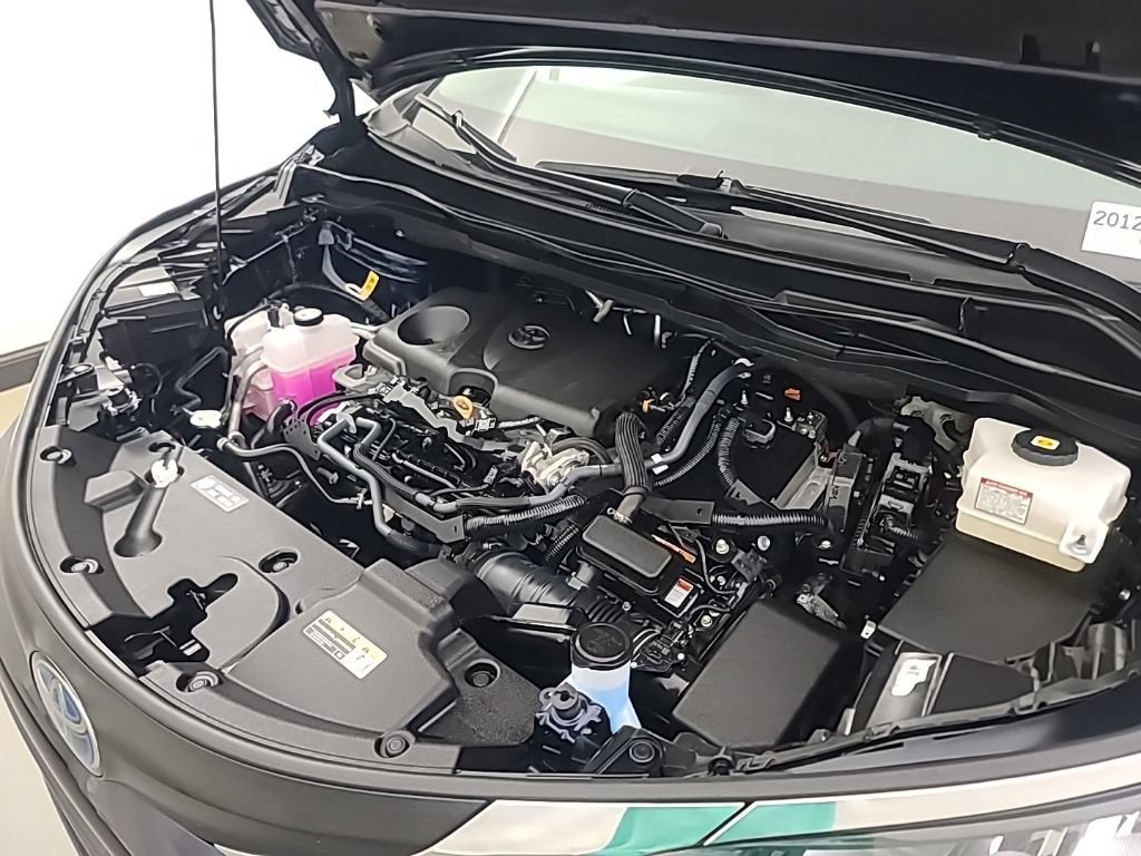 Used 2025 Toyota Sienna XLE FWD image 38