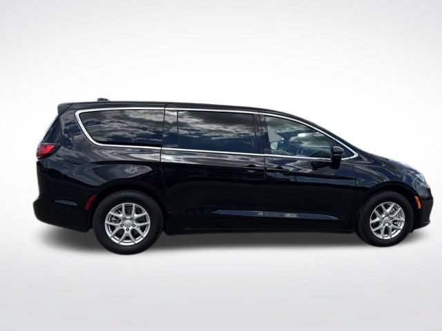 Used 2025 Chrysler Pacifica Select FWD image 13